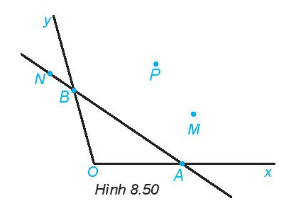 Vẽ Hình 8.50 vào vở. Kể tên các điểm nằm trong góc xOy (ảnh 1)