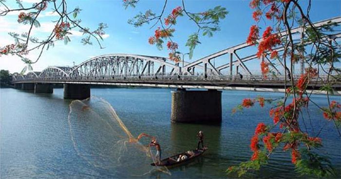 Cảm nhận vẻ đẹp sông Hương khi chảy vào thành phố Huế.