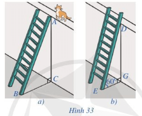 Để leo lên một bức tường, bác Nam dùng một chiếc thang có chiều dài cao hơn bức tường