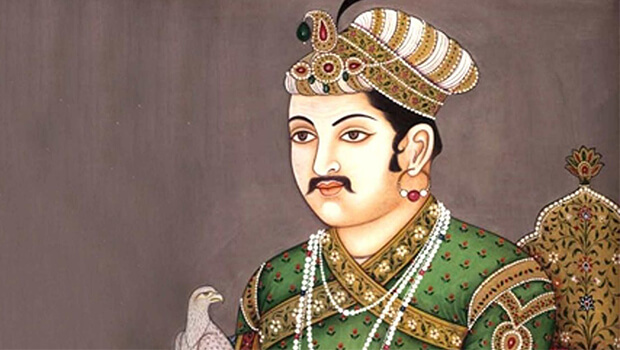 Vị vua nào đã thực hiện thuyết tôn giáo hỗn hợp và có những cải cách về nữ quyền ở đế quốc Mughal thời trung đại?