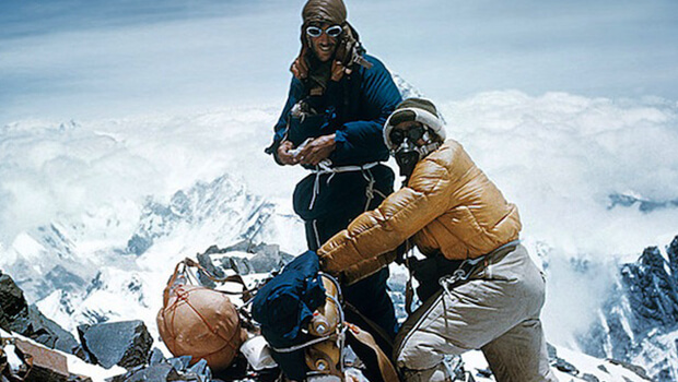 Edmund Hillary và Tenzing Norgay chinh phục đỉnh Everest