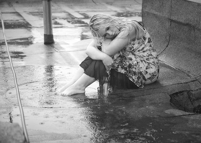 Hình ảnh buồn khóc dưới mưa đầy tâm trạng khi yêu