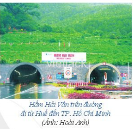 Quãng đường từ Hà Nội đến Huế dài khoảng 658 km. Quãng đường từ Huế đến TP. Hồ Chí Minh