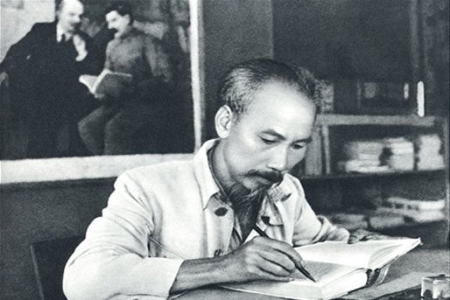 Bác Hồ là vị lãnh tụ vĩ đại của nhân dân Việt Nam, anh hùng giải phóng dân tộc, danh nhân văn hóa thế giới. Hãy viết bài văn nêu suy nghĩ của em về Người.
