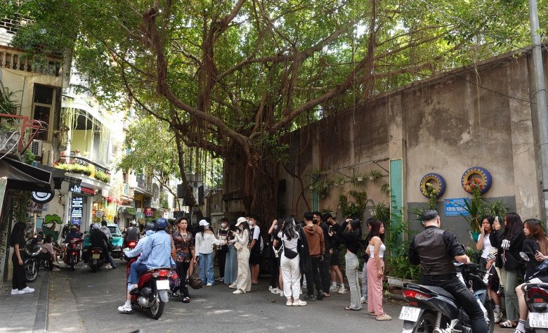 Hà Nội: Bức tường cũ trên phố Ấu Triệu bỗng hot rần rần, giới trẻ xếp hàng check-in